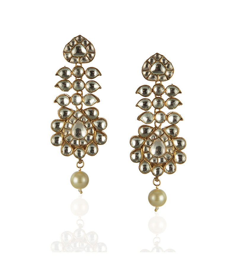 Chokar styled neckpiece with earrings