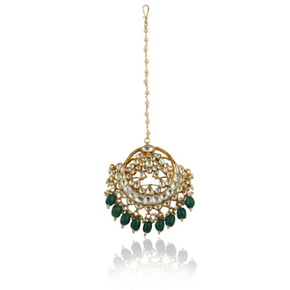 Tikka Studded With White Jadtar Stones And Beaded With Emerald Drops