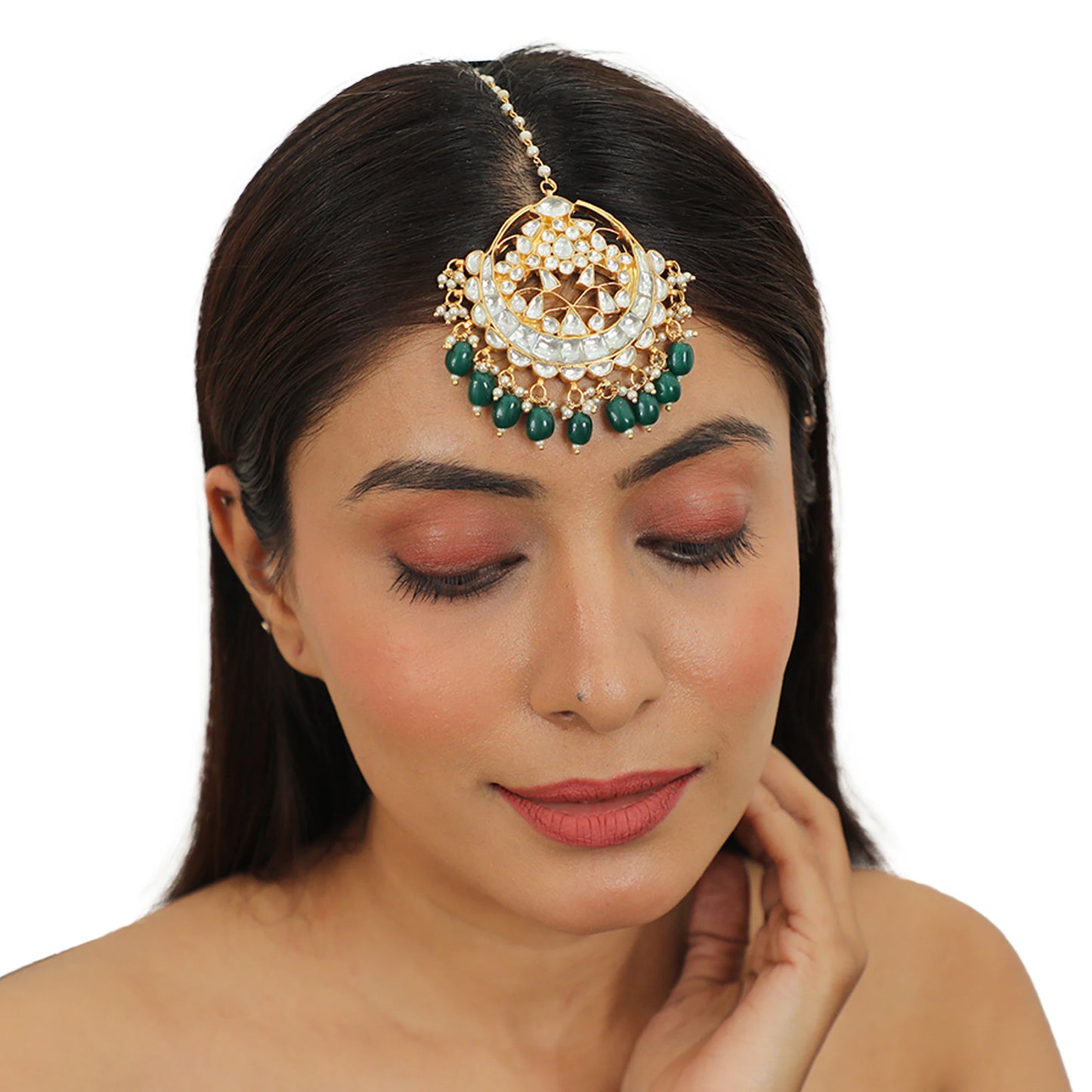 Tikka Studded With White Jadtar Stones And Beaded With Emerald Drops
