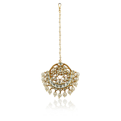 Tikka Studded With White Jadtar Stones And Beaded With Pearls