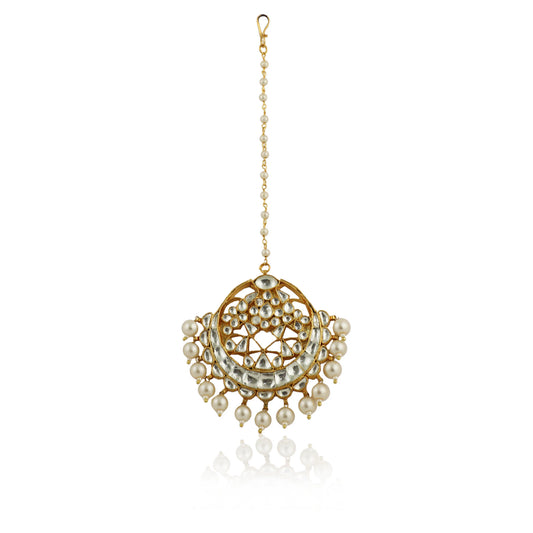 Tikka Studded With White Jadtar Stones And Beaded With Pearls