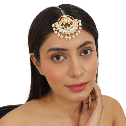 Tikka Studded With White Jadtar Stones And Beaded With Pearls