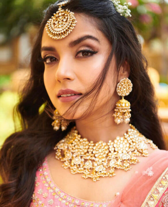 Flower White Jadtar Stone Necklace Set