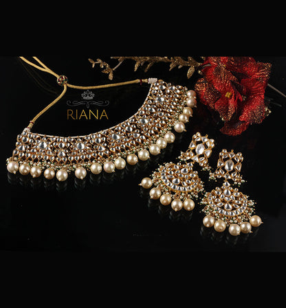 Choker style neclace with heavy looks