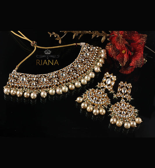 Choker style neclace with heavy looks
