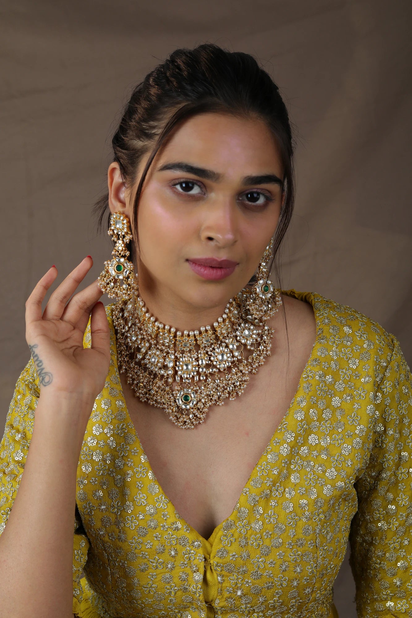 Trendy Bridal necklace set/22kt gold plated necklace with white hangings