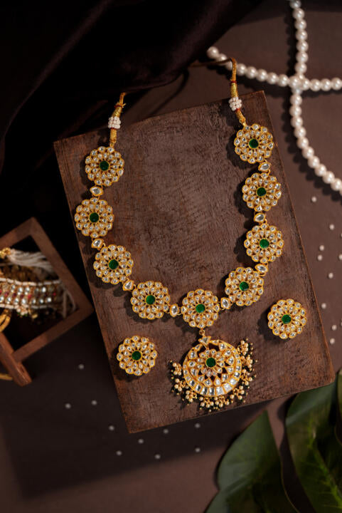 Minimalistic necklace set with studs and a touch of emerald