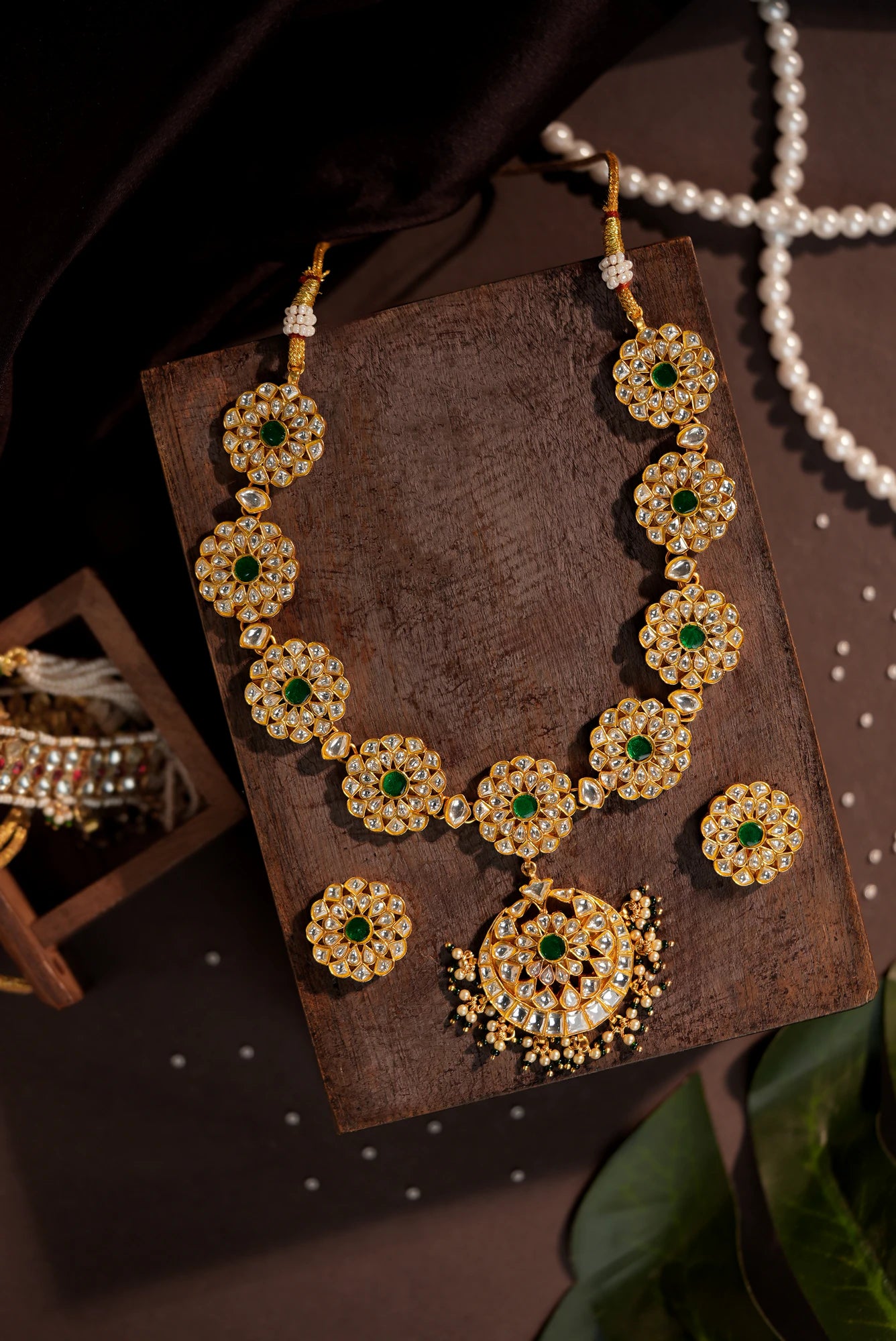 Minimalistic necklace set with studs and a touch of emerald