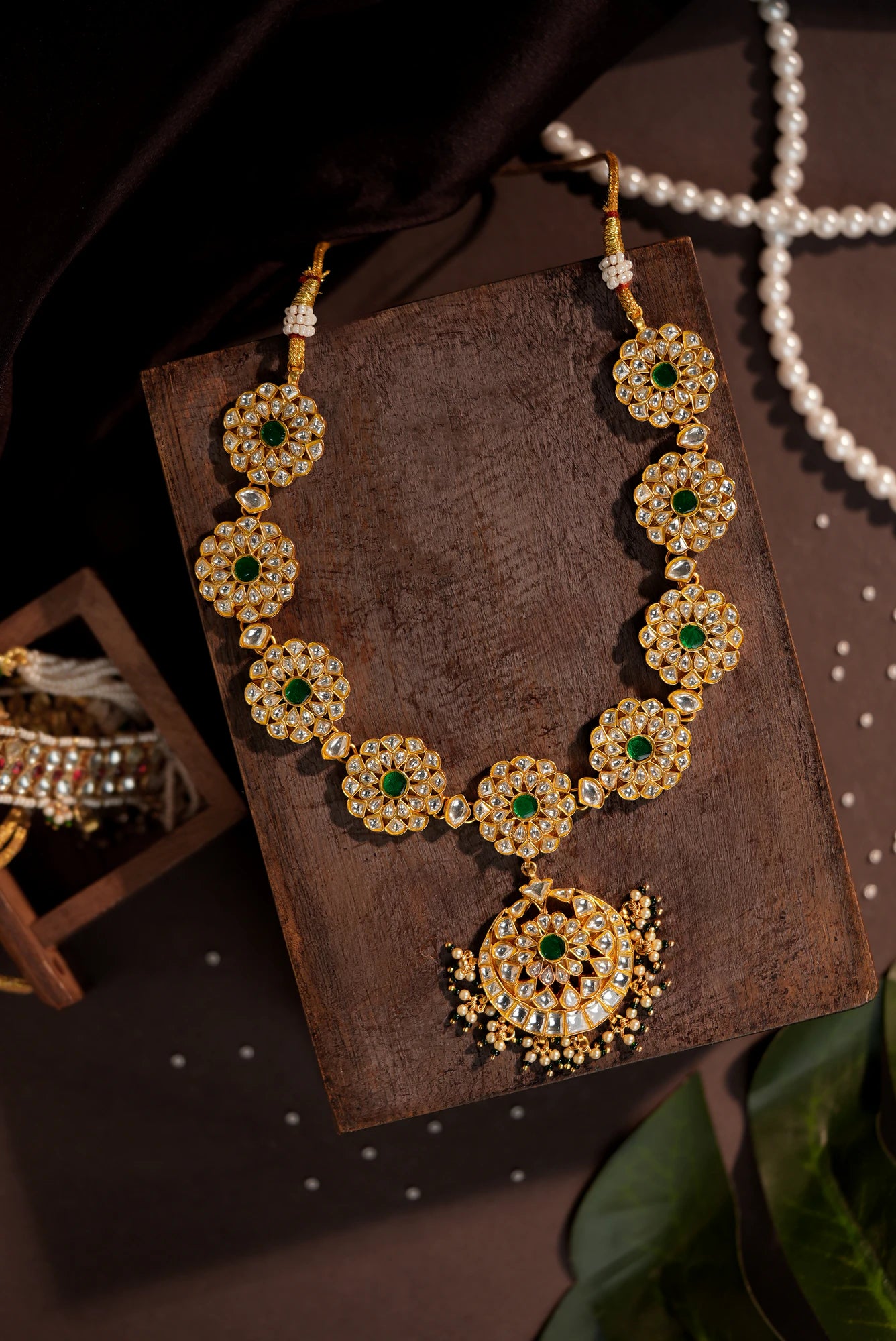 Minimalistic necklace set with studs and a touch of emerald