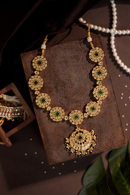 Minimalistic necklace set with studs and a touch of emerald