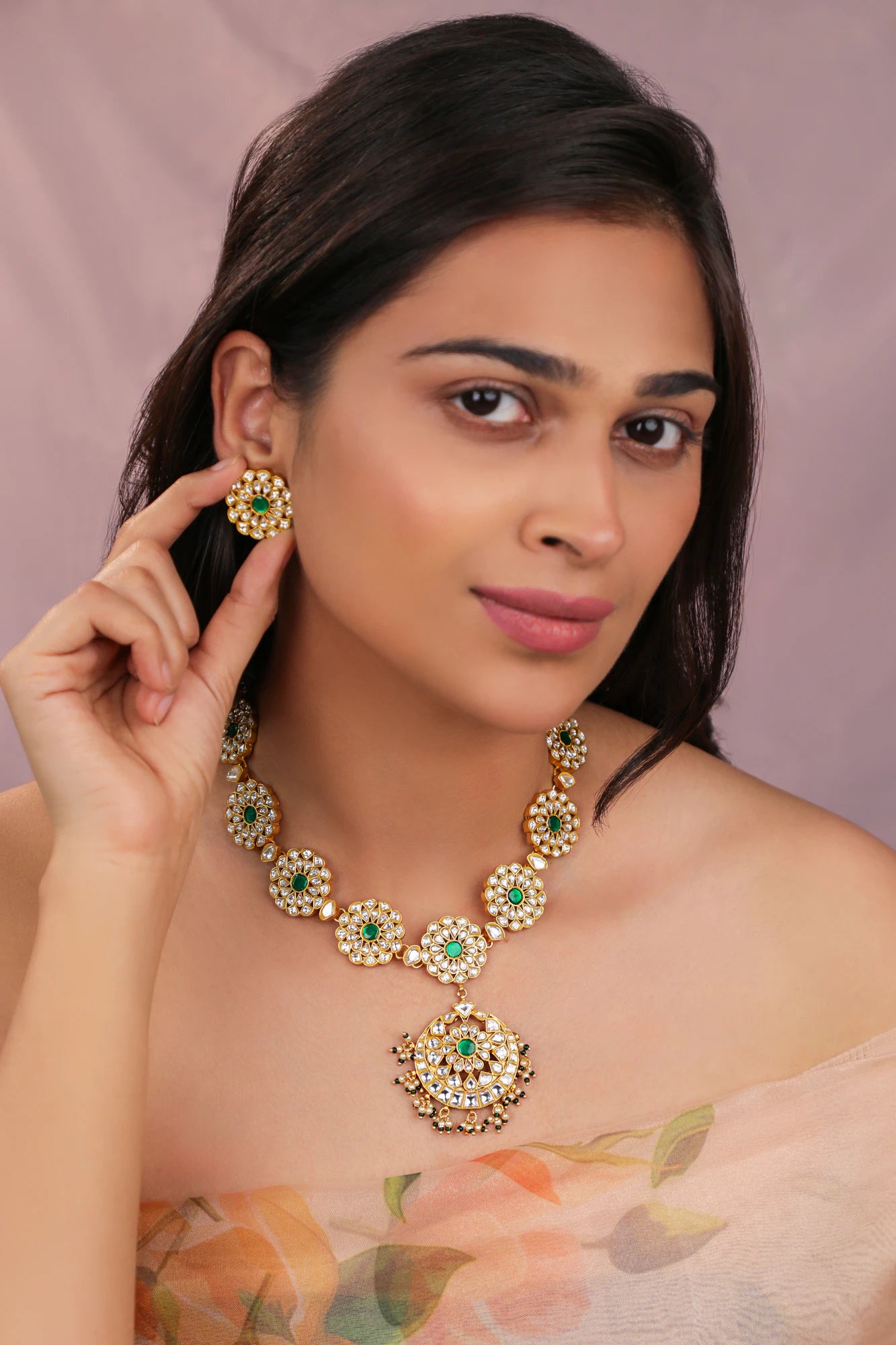 Minimalistic necklace set with studs and a touch of emerald