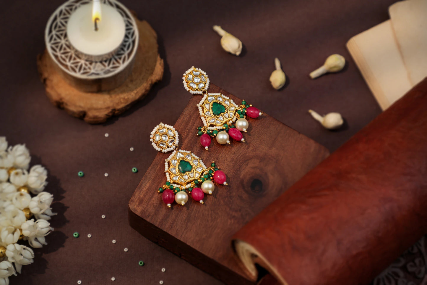 Delicate earings with Ruby and pearls and a little touch of emerald