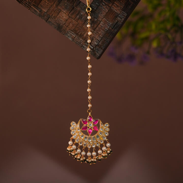 pink and white jadtar maangtika with white hangings