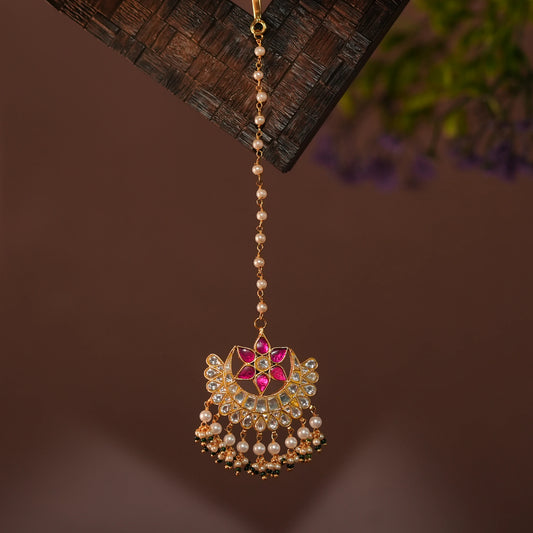 pink and white jadtar maangtika with white hangings