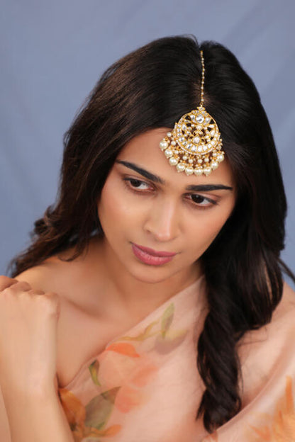 Statement tikka with pearls in traditional design