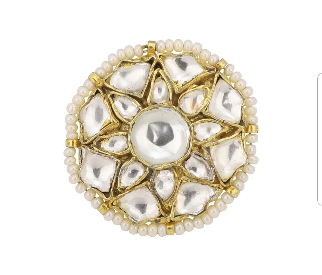 White Jadtar studded round shaped ring