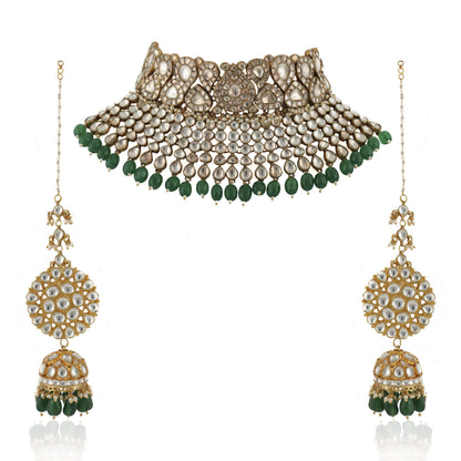 WHITE STONE NECKLACE BEADED WITH GREEN BEADED HANGINGS
