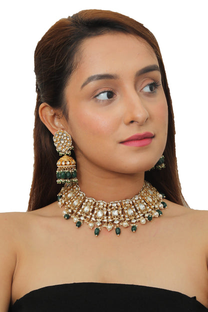  CHOKER NECKLACE SET WITH PEARL AND EMERALD GREEN BEADS, STUDDED WITH WHITE JADTAR STONES