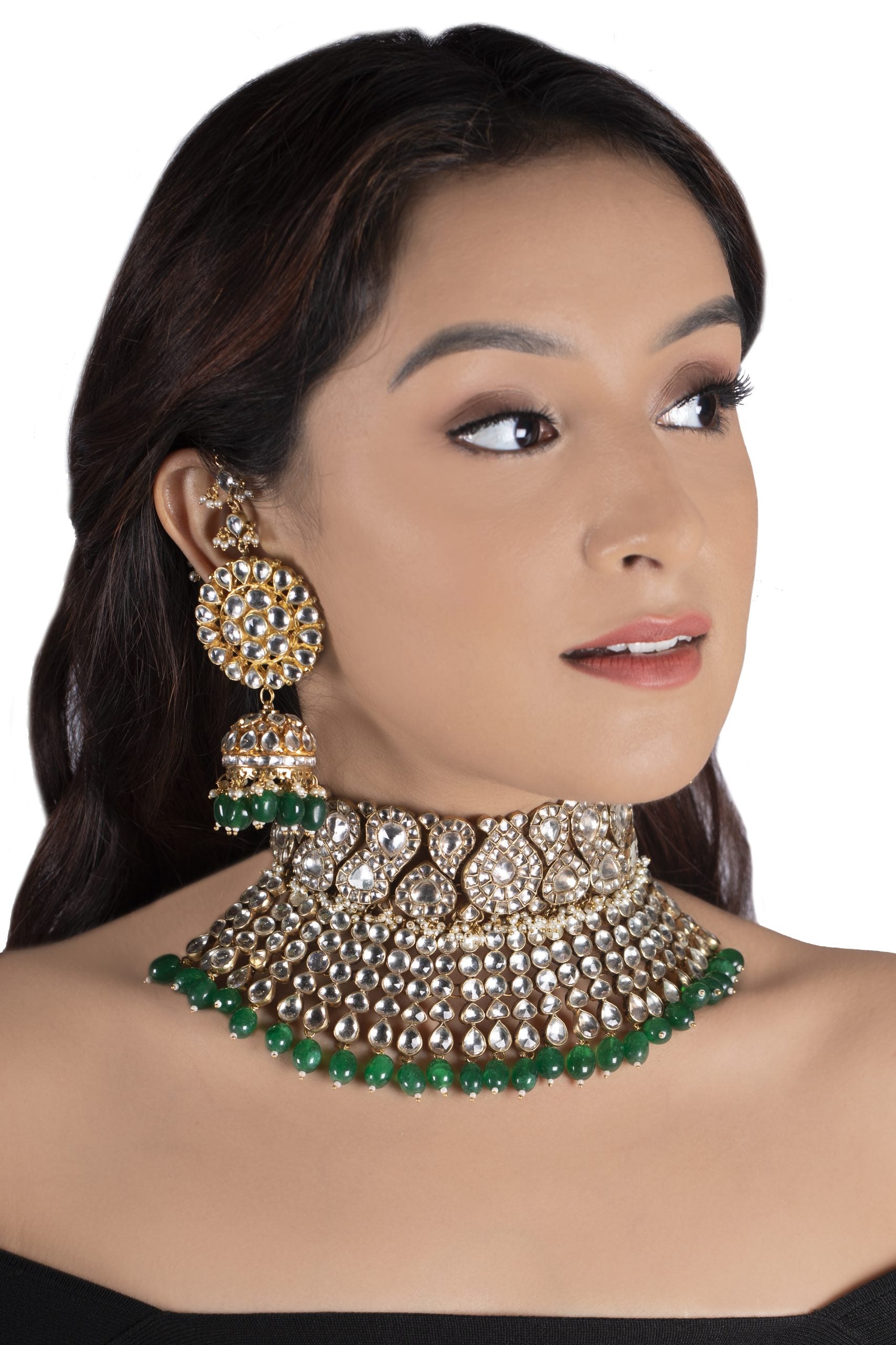 WHITE STONE NECKLACE BEADED WITH GREEN BEADED HANGINGS