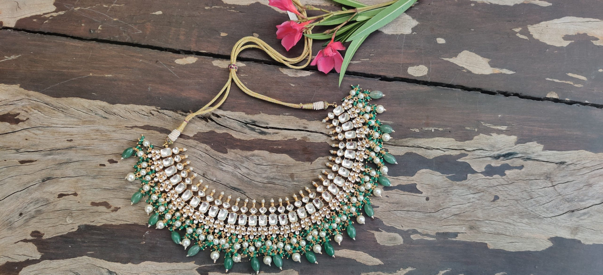WHITE NECKLACE SET WITH LIGHT GREEN BEADS AND PEARL