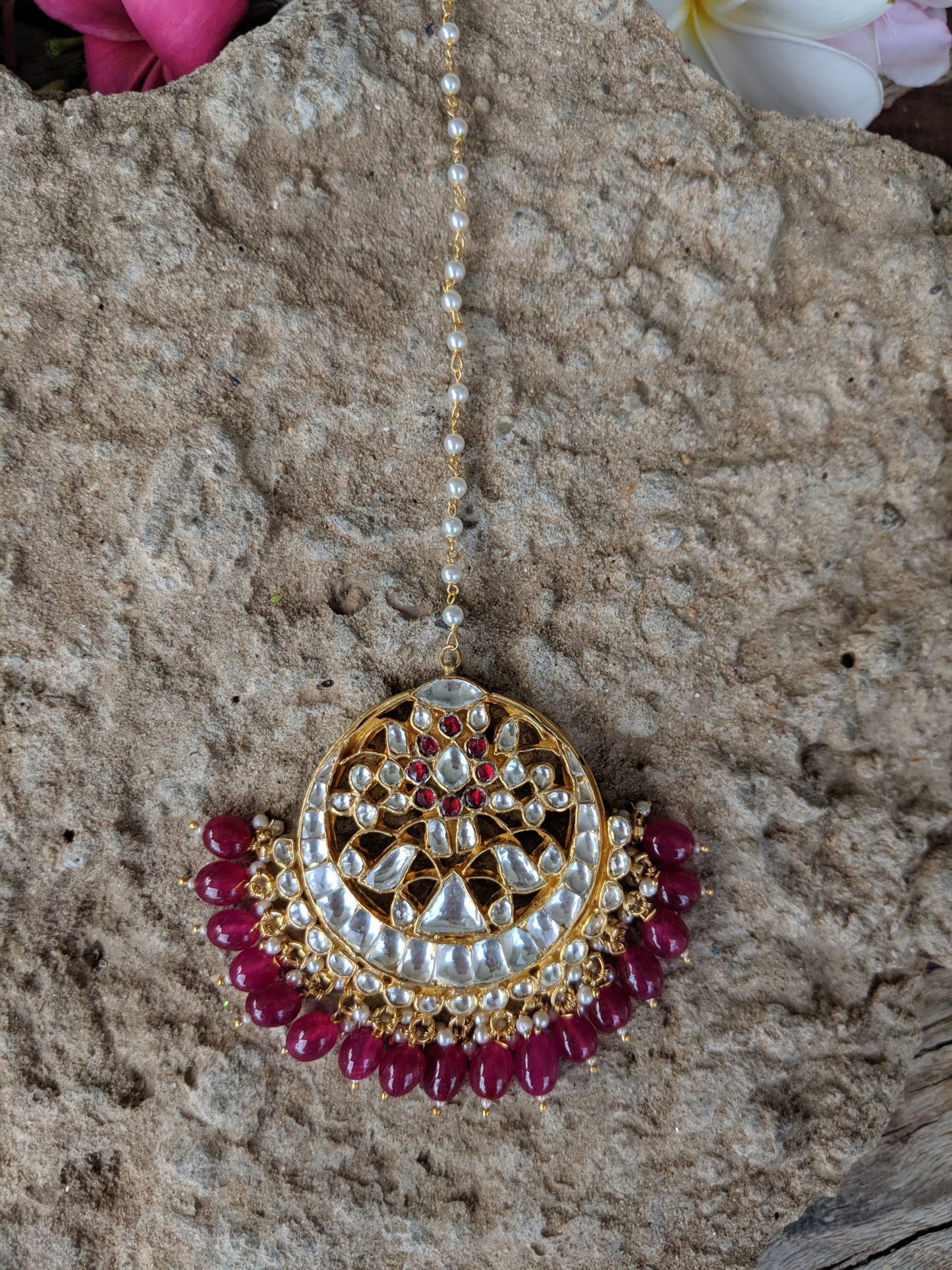 Triangle piece tikka with pink hangings 