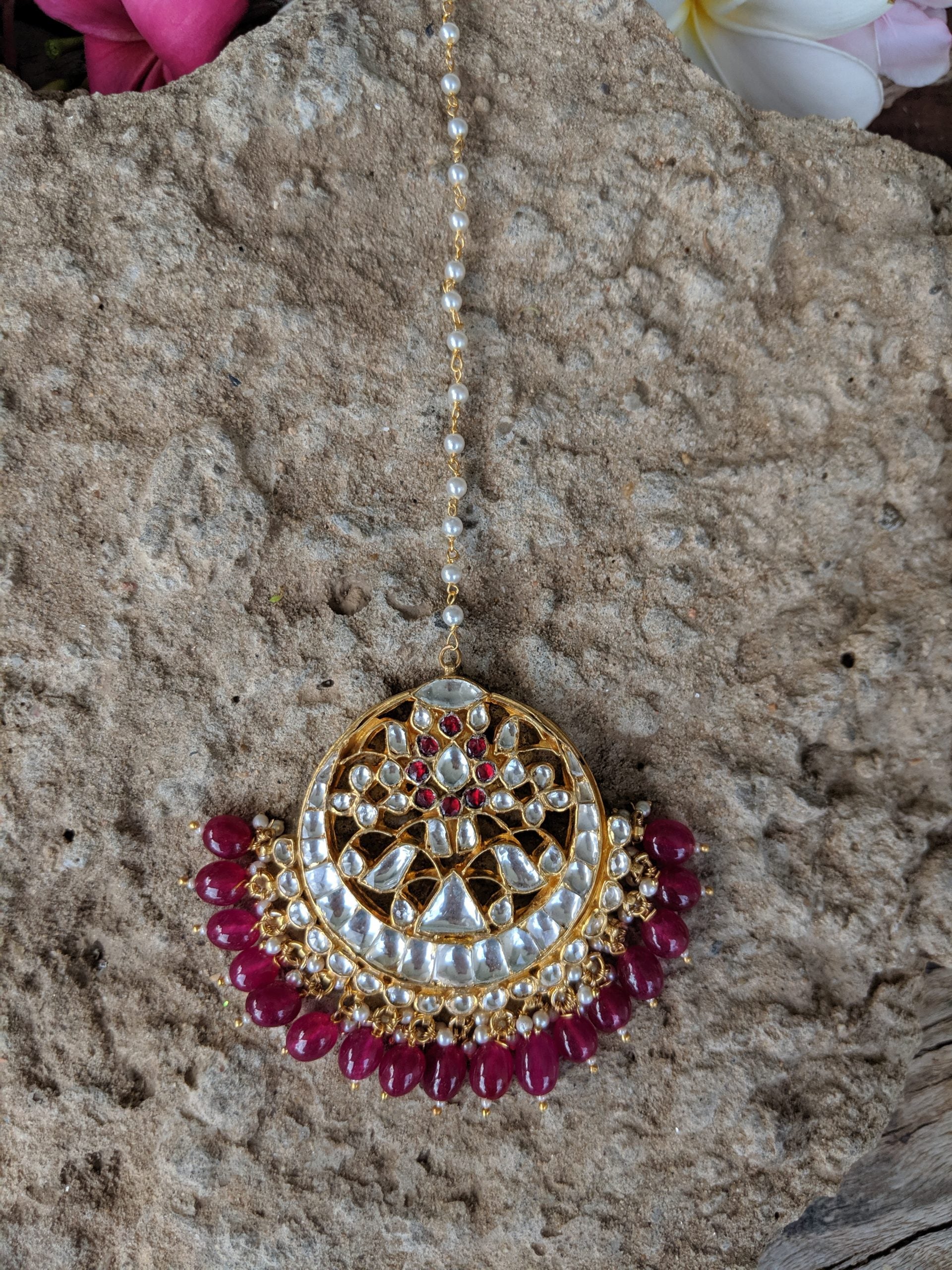 Triangle piece tikka with pink hangings 