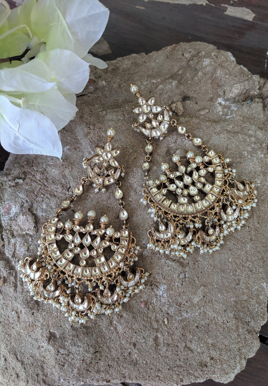 WHITE JADTAR STONES Earrings