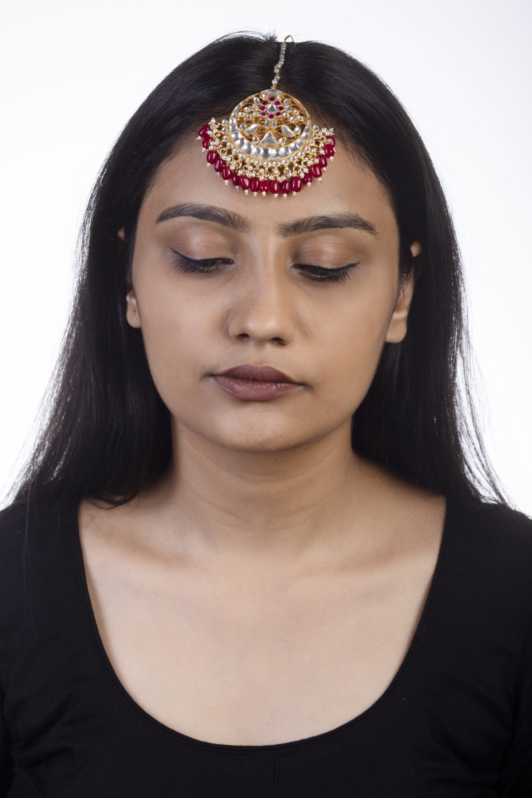 Triangle piece tikka with pink hangings 