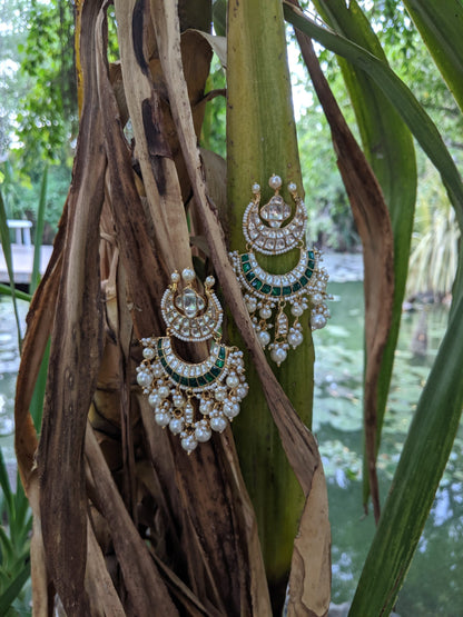 GREEN AND WHITE STONE EARRINGS WITH PEARLS