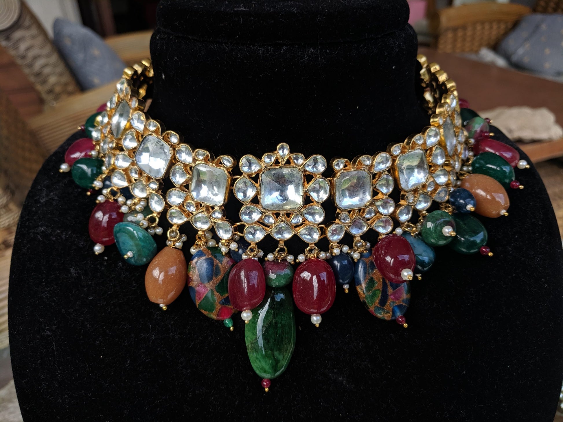 WHITE JADTAR BIG STONE WITH MULTI COLOUR NECKLACE SET