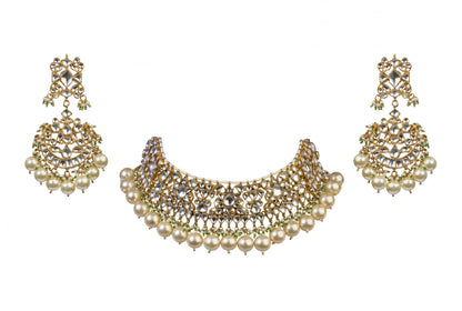 Choker style neclace with heavy looks