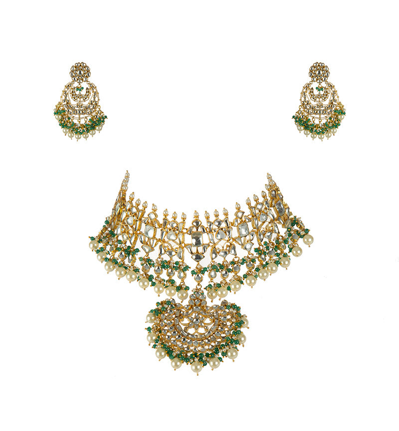 Neckpiece of green and white beads jadtar