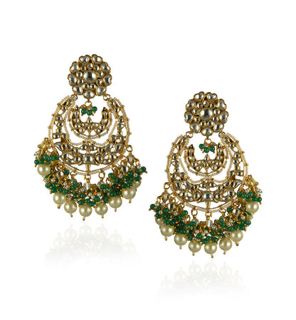 Neckpiece of green and white beads jadtar