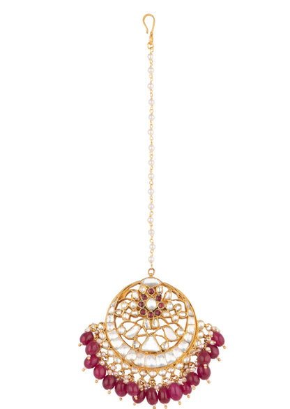 Triangle piece tikka with pink hangings 