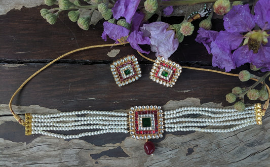 WHITE GREEN AND RED JADTAR SMALL STONE WITH 5 LINE PEARL