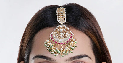 Maang tikka with pink jadtar stones and a touch of green with pearls