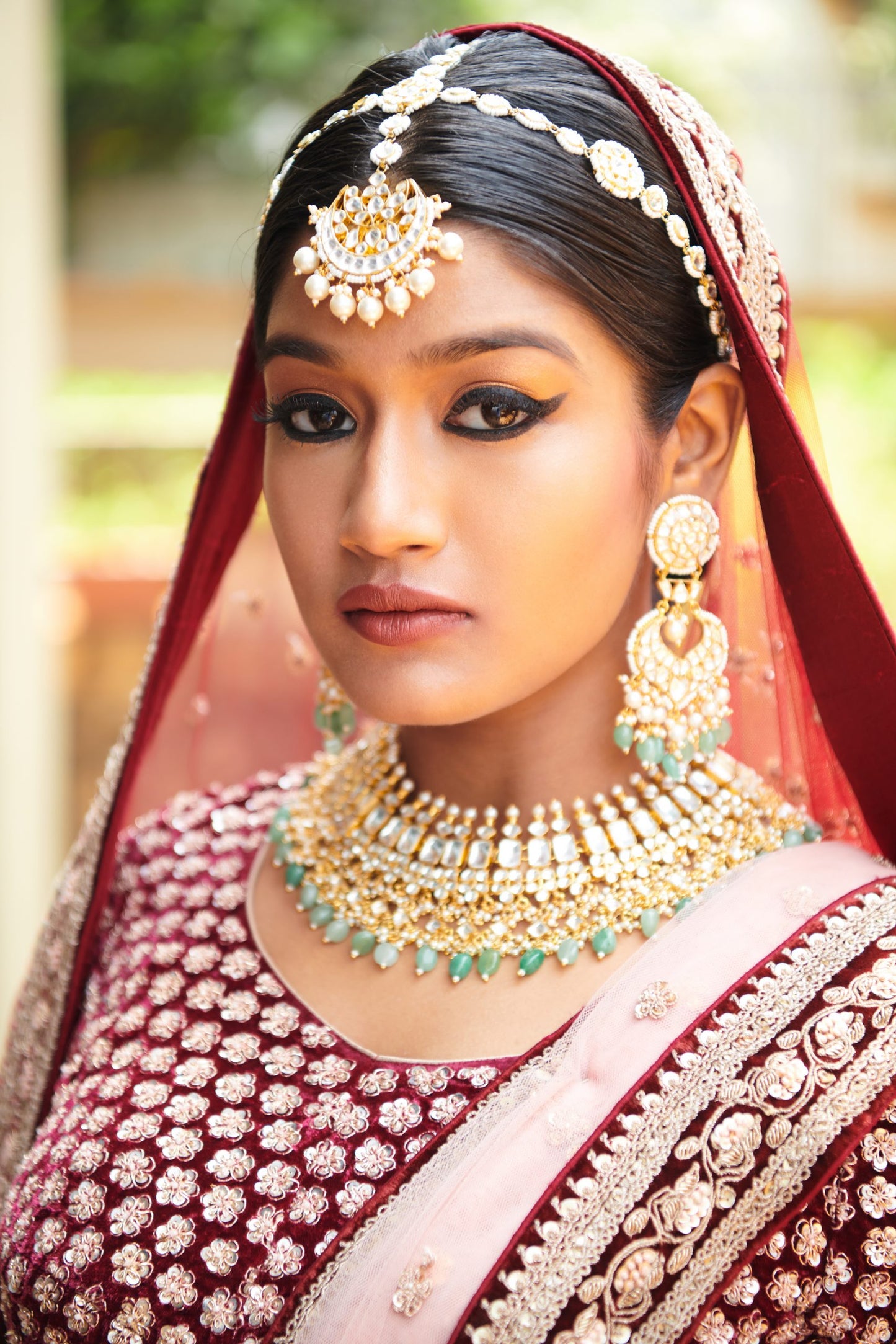 SINGLE LINE WHITE HAIRBAND WITH PEARL TIKKA 