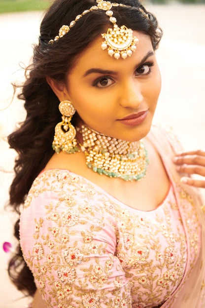 SINGLE LINE WHITE HAIRBAND WITH PEARL TIKKA 