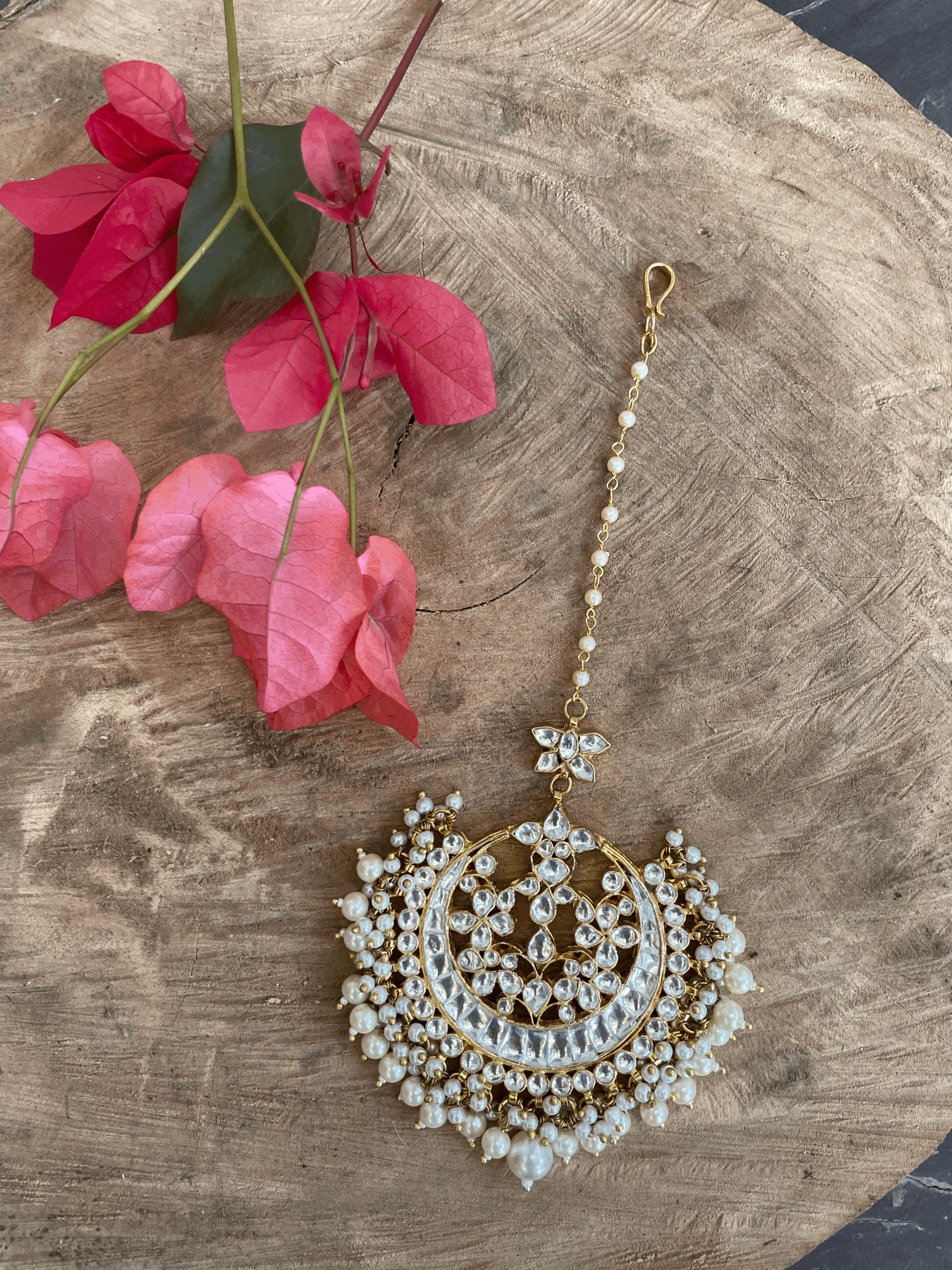 CHANDSHAPE WITH WHITE PEARL  TIKKA